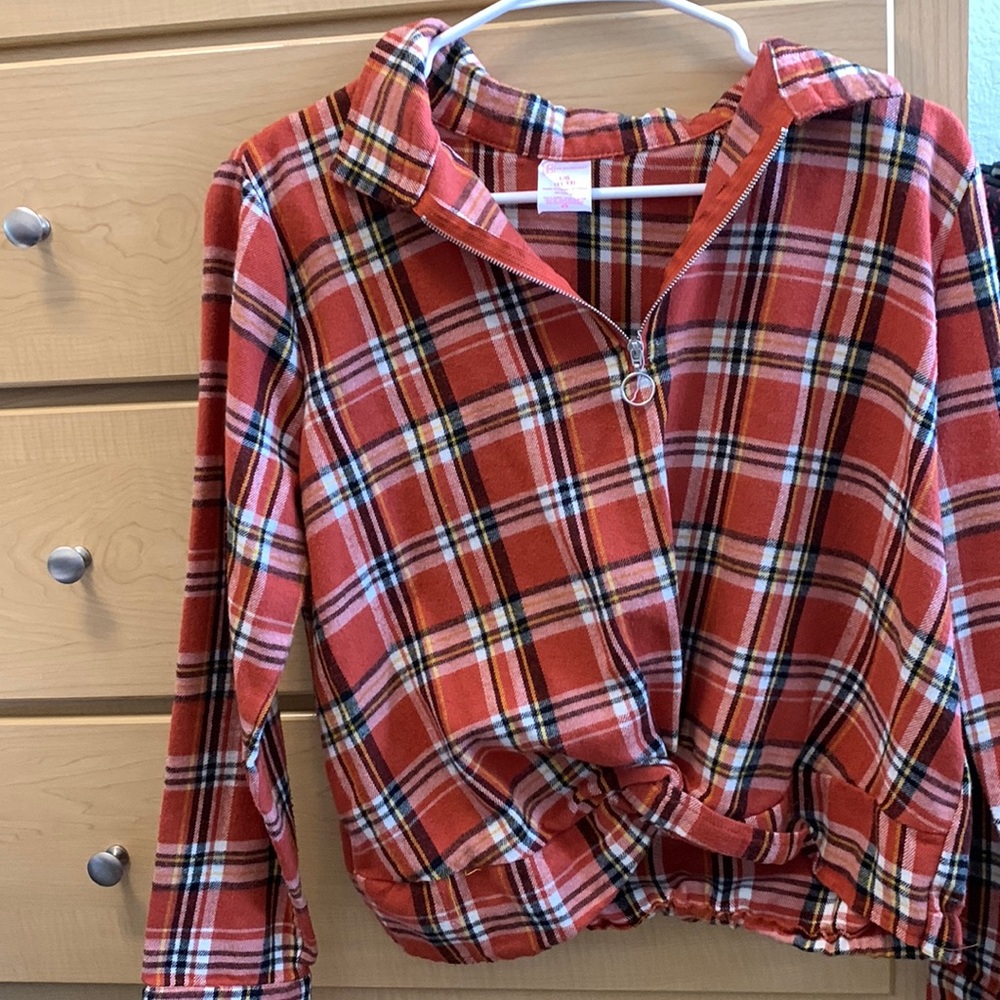 No boundaries size large flannel pullover cropped
